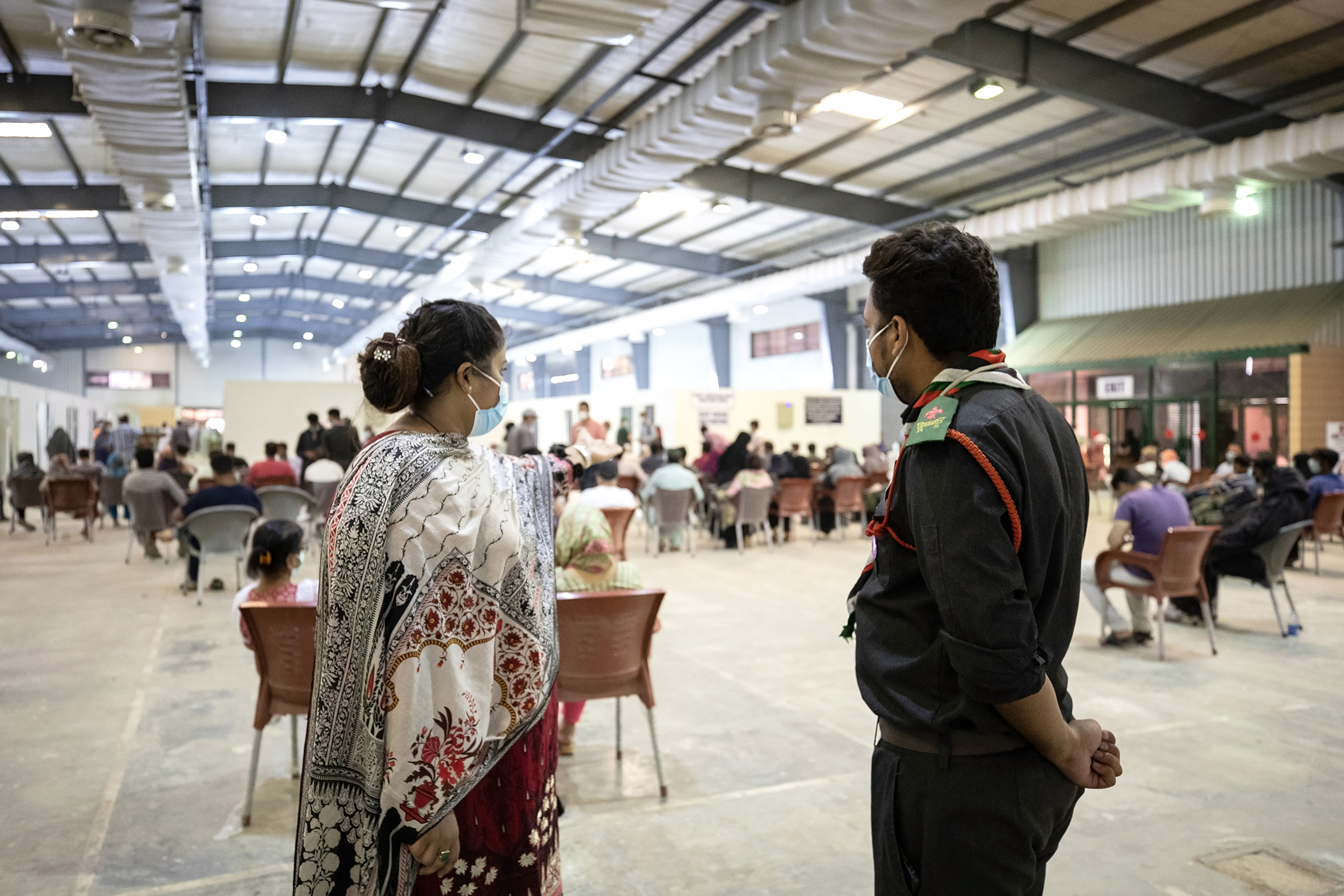Tahira Bano gère les opérations dans l'un des centres de vaccination de Karachi, au Pakistan, le 5 juin 2021. Depuis février 2021, elle est chargée de superviser le processus ainsi que six centres de vaccination.