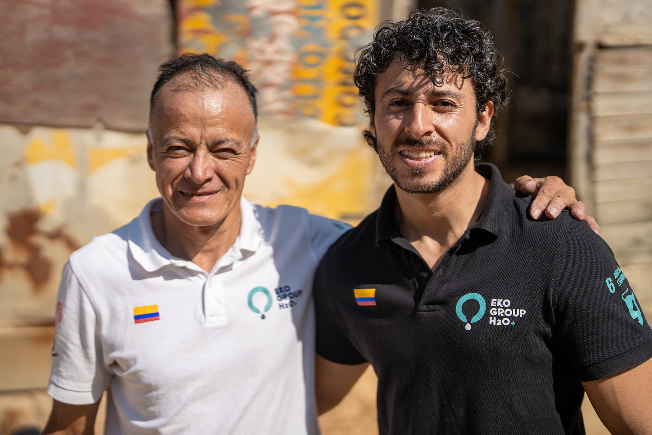 Pai e filho, Ricardo Alba Aldana e Ricardo Alba Torres, posam para uma foto na sede do Eko Grupo H20+