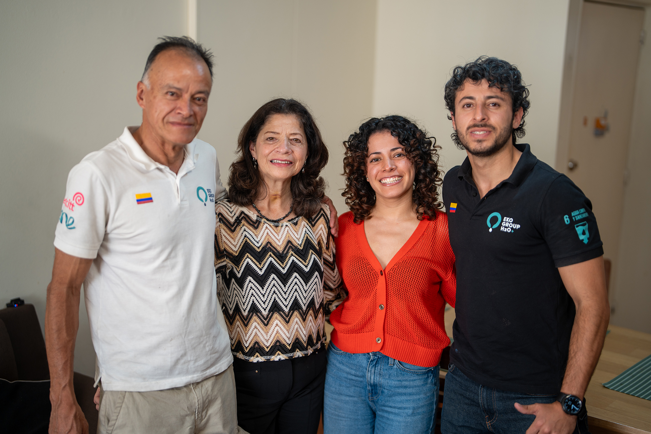 Ricardo Alba Aldana, Nancy Torres Bello, Jessica Alba Torres, e Ricardo Alba Torres posam para uma foto juntos.