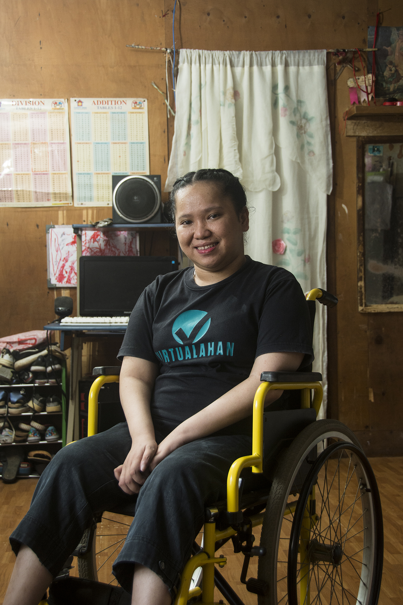 Mary Grace I. Daliola aus Davon City auf den Philippinen posiert für ihr Portrait. Sie ist Teil der Virtualahan- Community und kann durch das Ausbildungsprogramm heute wieder ihre Familie ernähren. Bild: Ryam Yap/Micromedia für Global Citizen