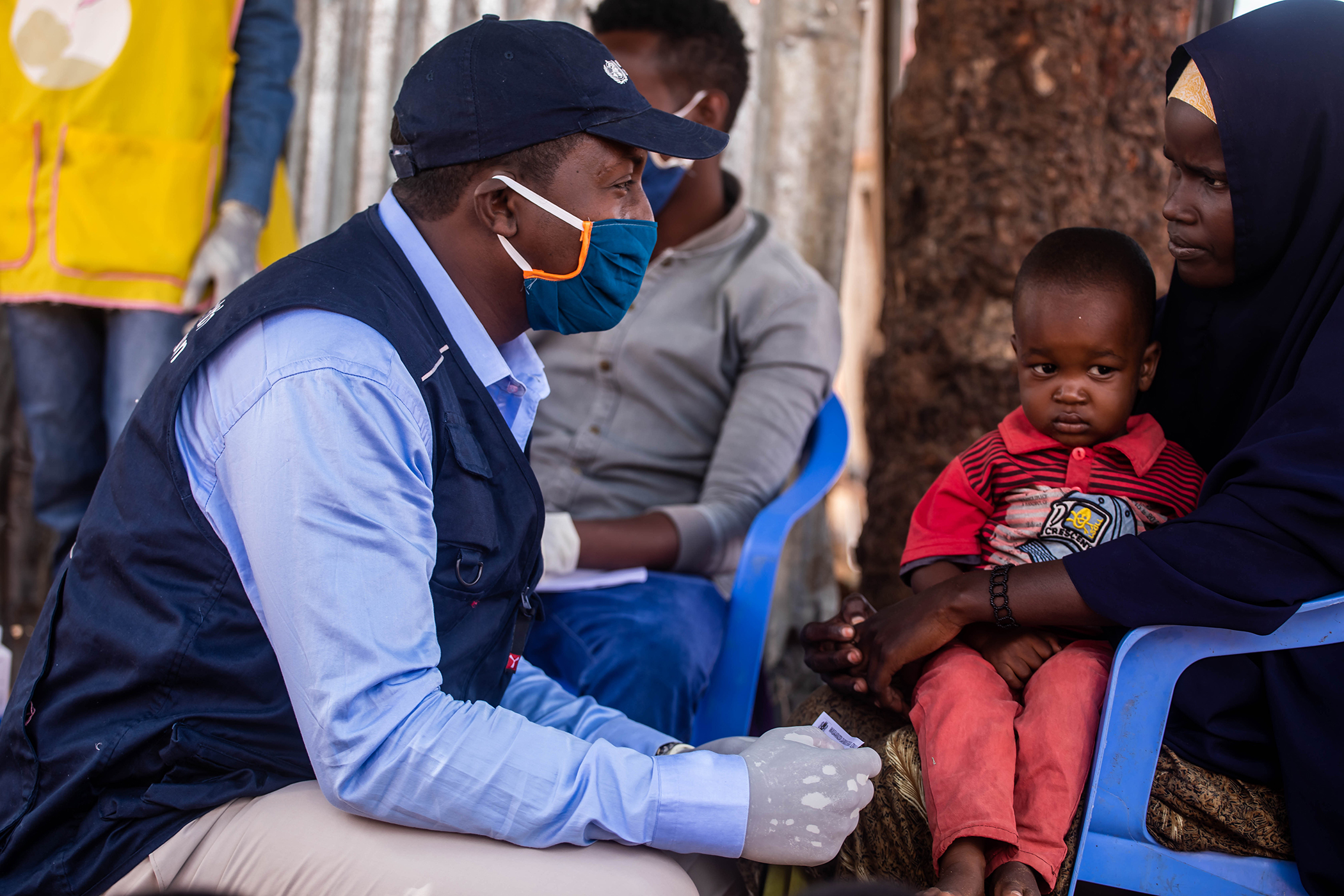 Un soignant parle à une patiente dans le cadre de la campagne nationale de vaccination contre la polio et la rougeole à Mogadiscio, Somalie, en septembre 2020. Image : Ismail Taxta/OMS Somalie