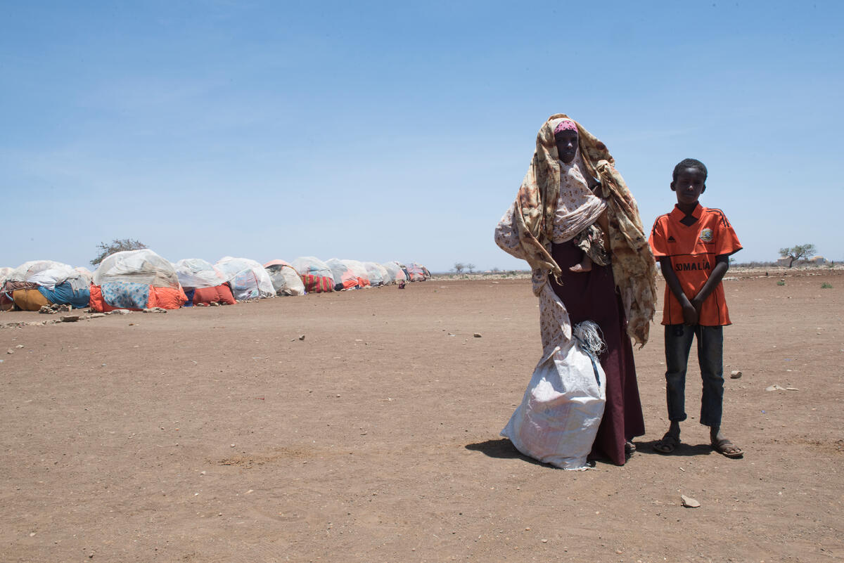 Leylo*, 28 ans, photographiée avec son fils de quatre mois, Assad*, et son fils de 12 ans, Yuusuf*, dans un camp à Baidoa, dans l'État du Sud-Ouest de la Somalie.  Michael Tsegaye / Save the Children