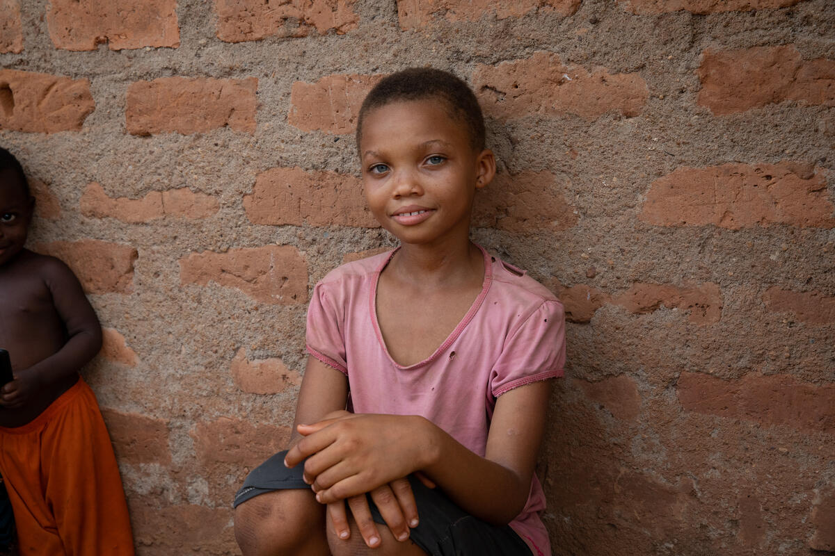 Jemima, 11 ans, devant sa maison dans un camp de réfugiés de l’État de Cross River, au Nigeria.  Tom Maguire / Save the Children