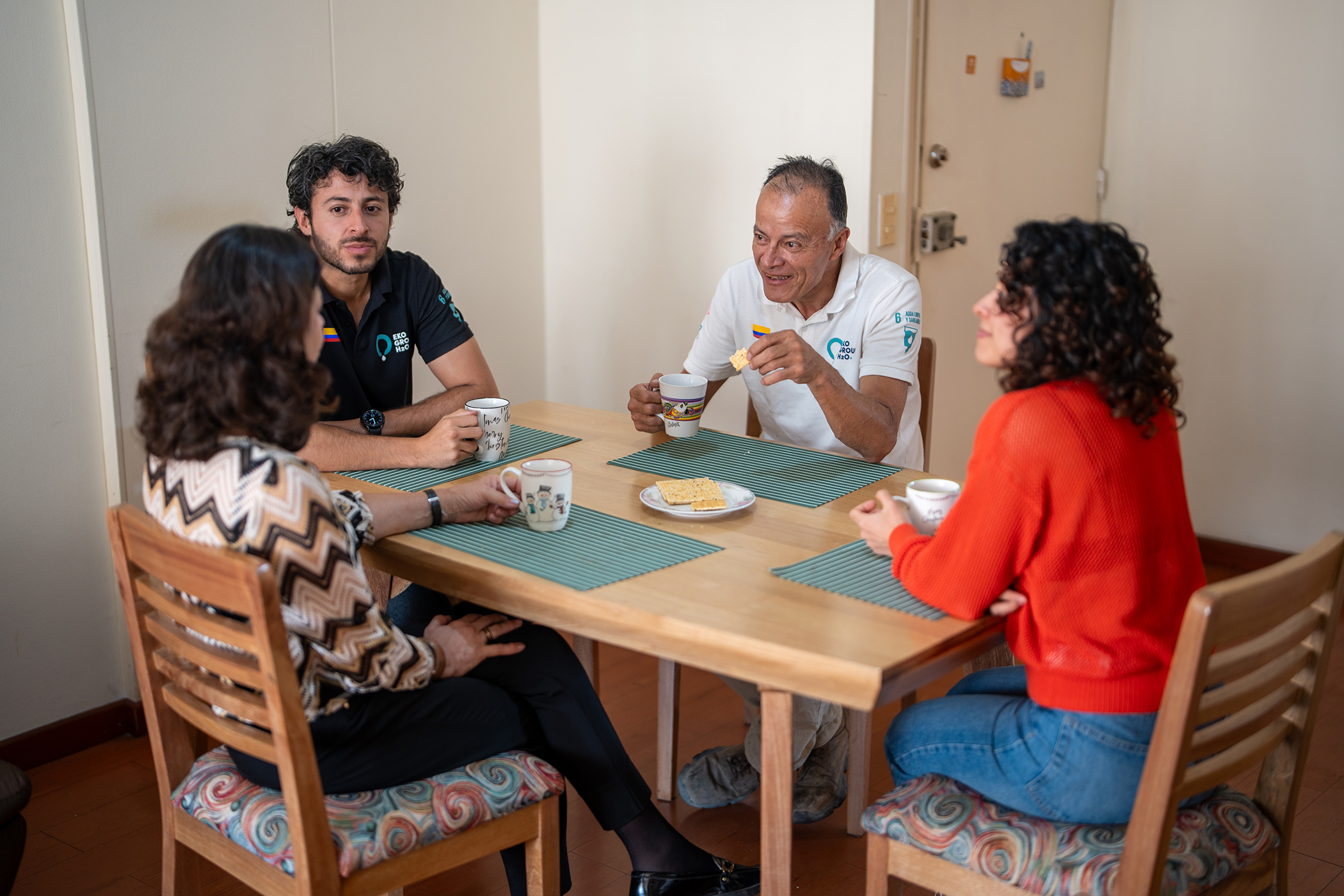 Ricardo Alba Torres e seus colegas, que por acaso são os seus pais e sua irmã, conversam sobre o trabalho realizado no Eko Group H20+.I Suhail Patel para Global Citizen