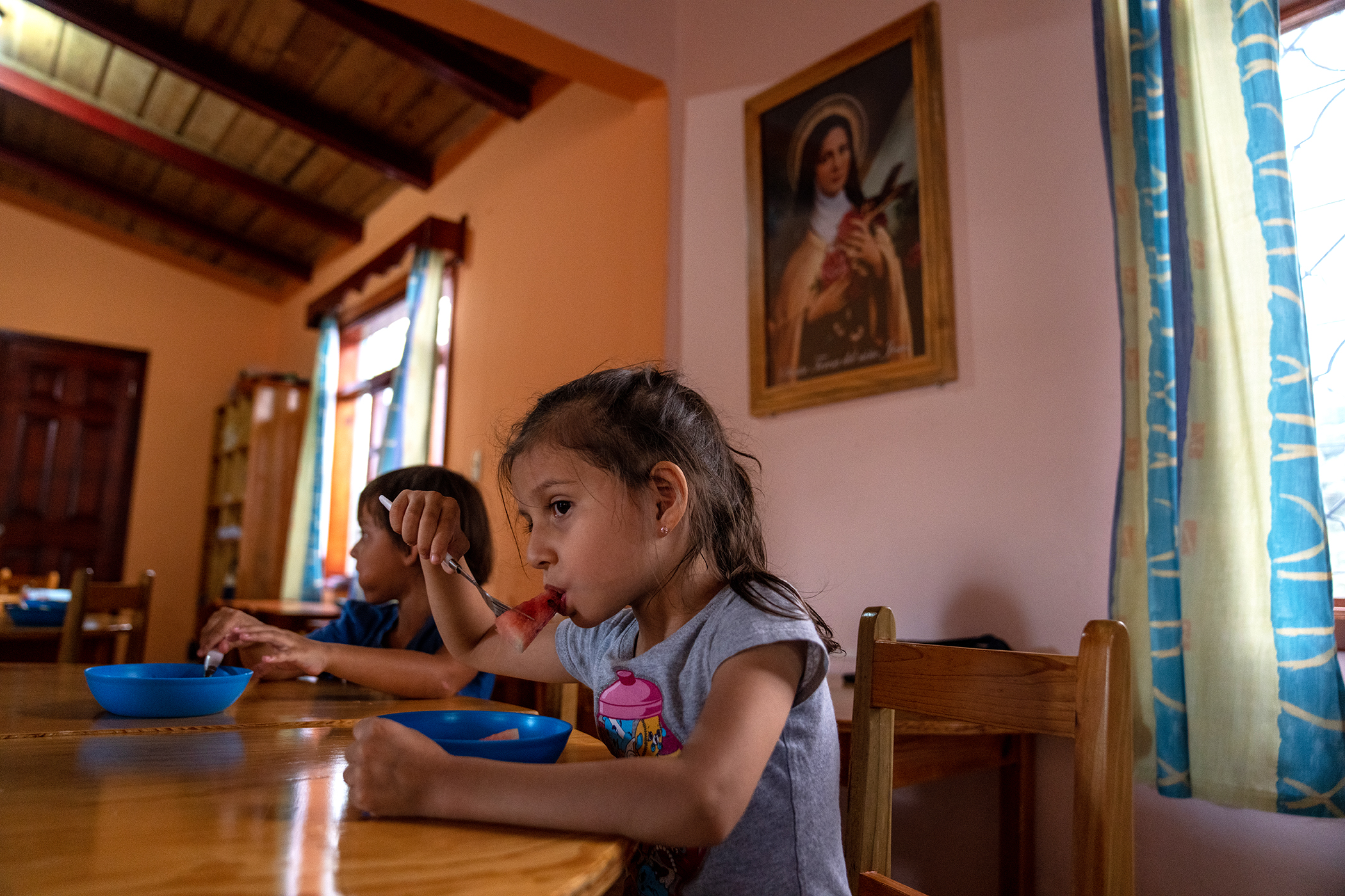 Une fille et un garçon prennent un goûter aux fruits au Pasos Pequeñitos. Photo : Tomas Ayuso pour Global Citizen