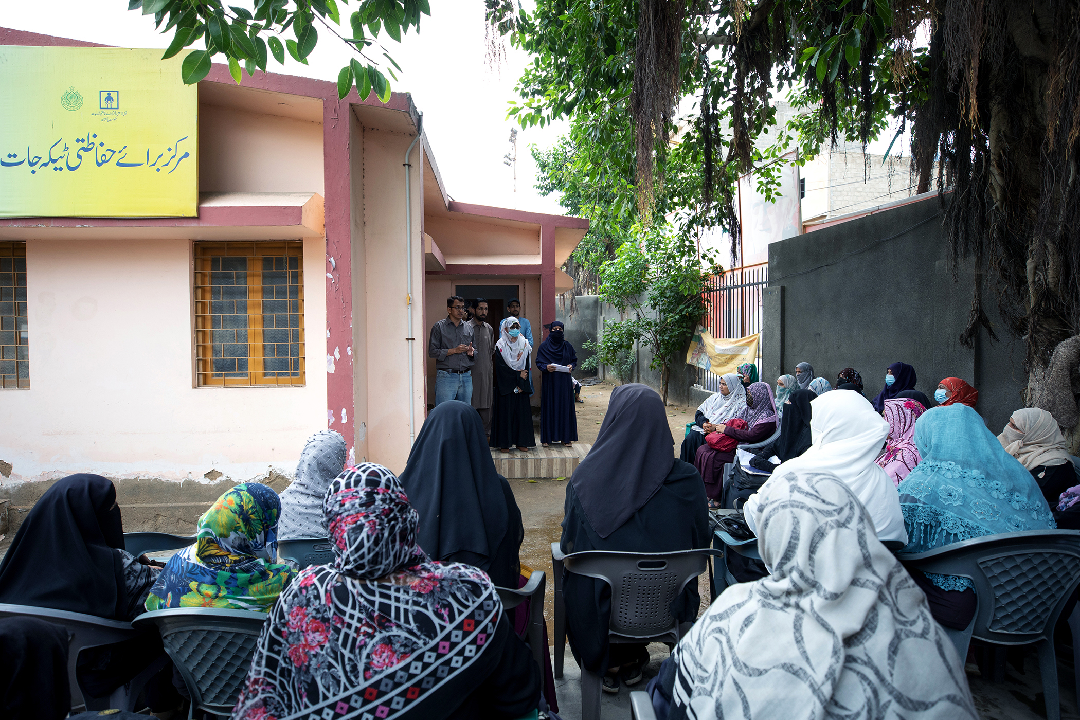 Des agents de vaccination contre la polio se rassemblent pour une séance d'information matinale avant de partir en équipe vers les communautés qui leur sont assignées à Sultanabad, Karachi, Pakistan, le 21 août 2022. Khaula Jamil pour Global Citizen