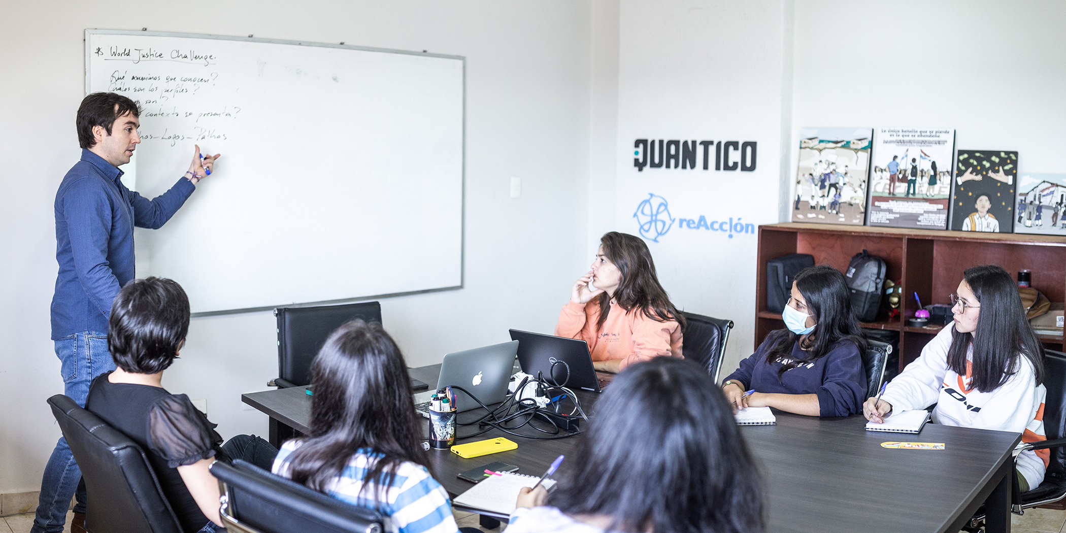 David Garcia avec des collègues dans les bureaux de ReAcción à Ciudad Del Este, au Paraguay.