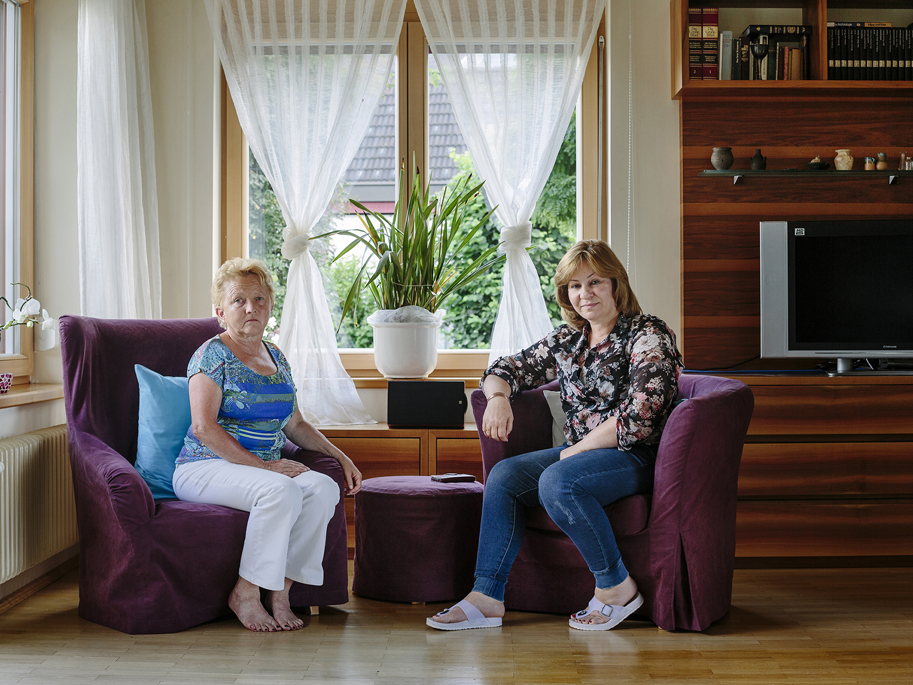 Margarethe Kramer, 59, lebt seit Juni 2016 mit der Iranerin Souad Awad, 49, im österreichischen Lavanttal zusammen. Souad kam im November 2015 an und musste sechs Monate lang in einem Flüchtlingswohnheim ausharren. Foto von Aubrey Wade/UNHCR/Panos.