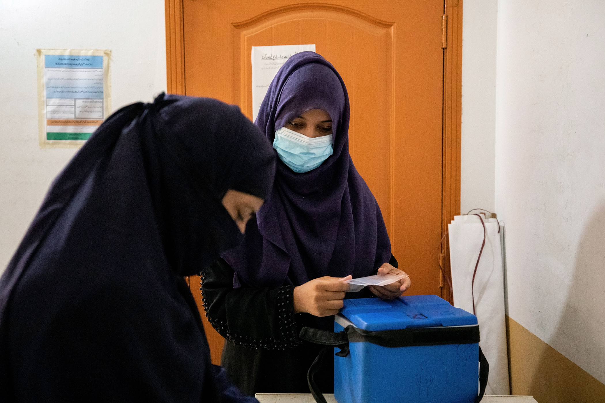 Une vaccinatrice contre la polio recueille le vaccin dans son support avant de se rendre dans la communauté à Sultanabad, Karachi, Pakistan. Khaula Jamil pour Global Citizen