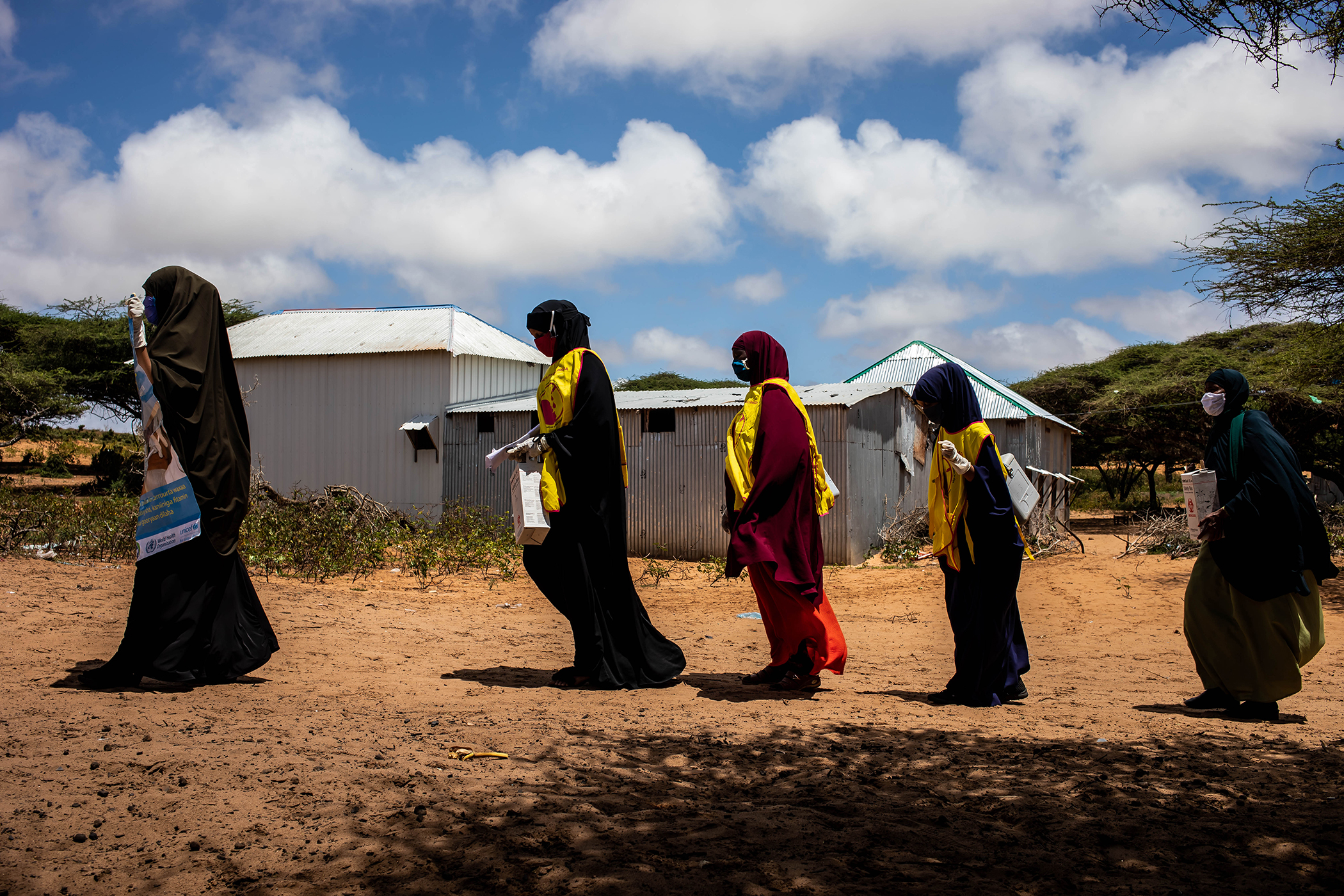 Des soignantes traversent le district de Kaxda pour vacciner des enfants dans le cadre de la campagne nationale de vaccination contre la polio et la rougeole à Mogadiscio, Somalie, en septembre 2020. image : Ismail Taxta/OMS Somalie