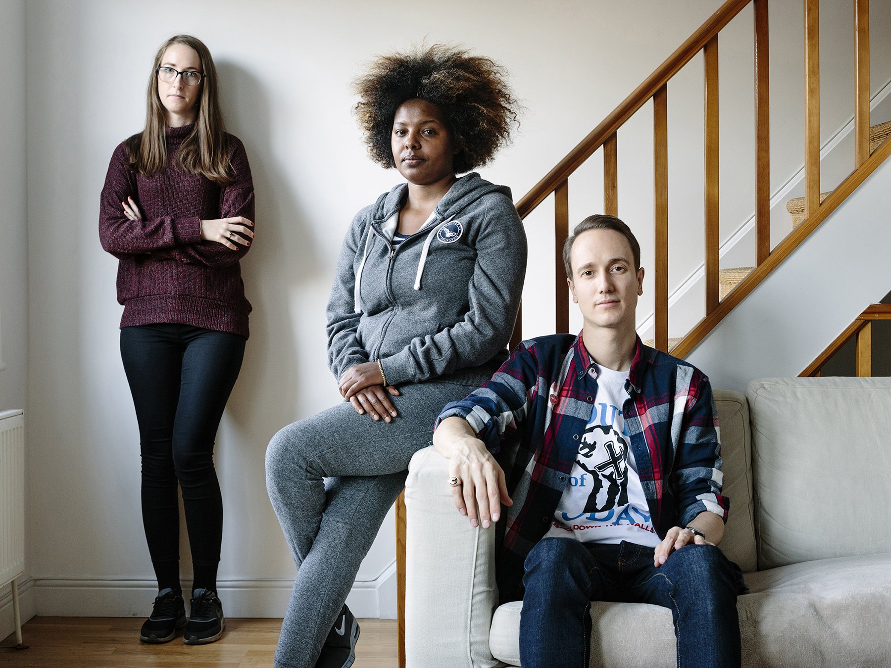 Die australische Sozialarbeiterin Emily Reynolds und ihr holländischer Freund Gijs Van Amelsvoort heißen Areej aus dem Sudan bei sich willkommen. Die Drei teilen gemeinsame Leidenschaften wie Filme gucken und kochen. Foto von Aubrey Wade/UNHCR/Panos.