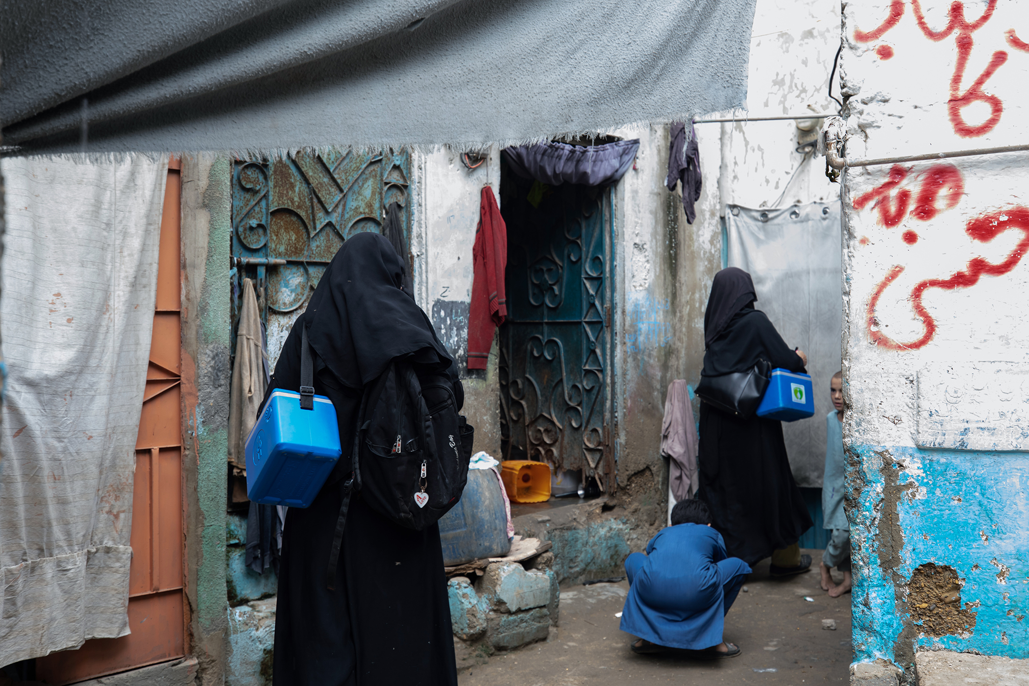 Les campagnes de vaccination au porte-à-porte sont photographiées à Sultanabad, Karachi, Pakistan. Khaula Jamil pour Global Citizen