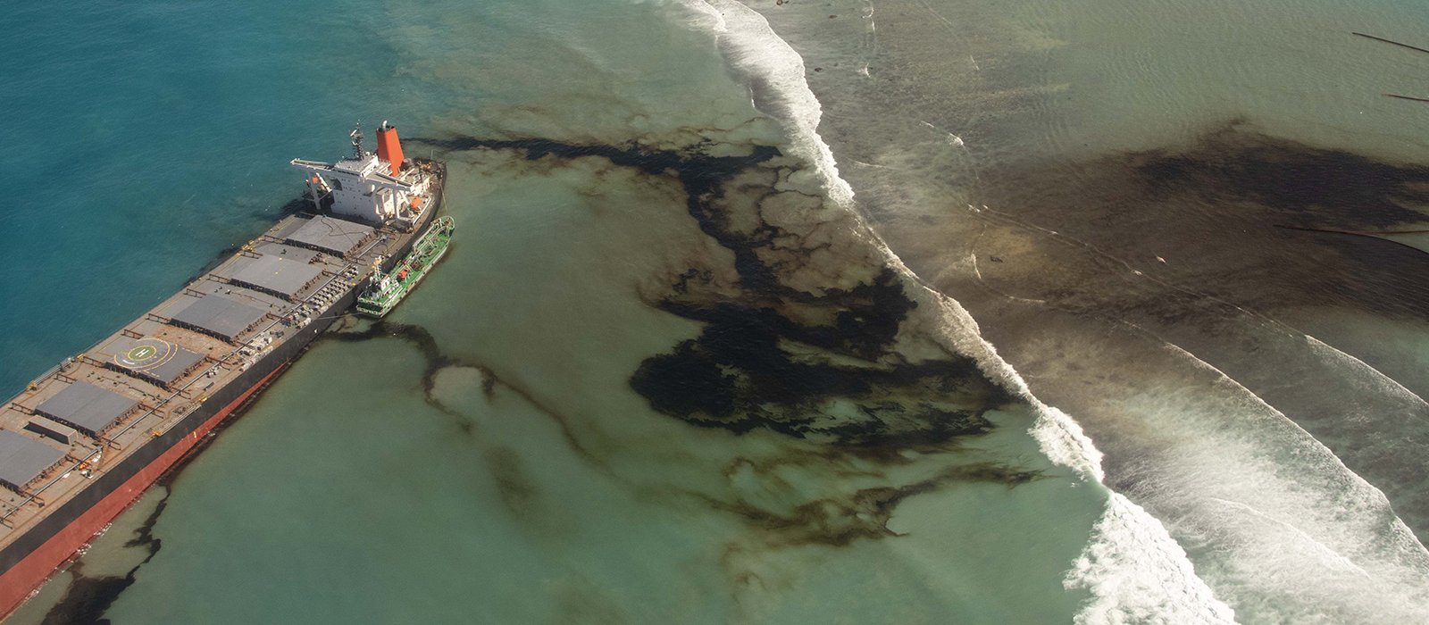 mauritius-oil-spill-001.jpg__1600x900_q85_crop_subsampling-2.jpg