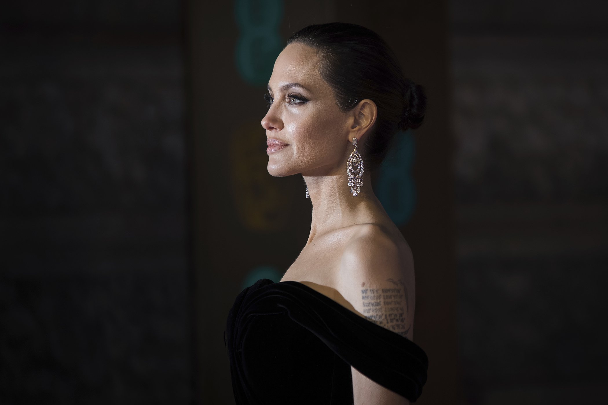 Анджелина джоли в 40 лет. Маникюр анджелины джоли. Анджелина джоли. Американская анджелина джоли. Анджелина джоли 2016.