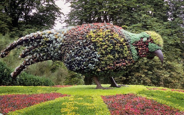 Bird sculpture at Buckingham Palace